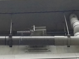 首都高速にぶら下がる、カラスが集めたハンガー